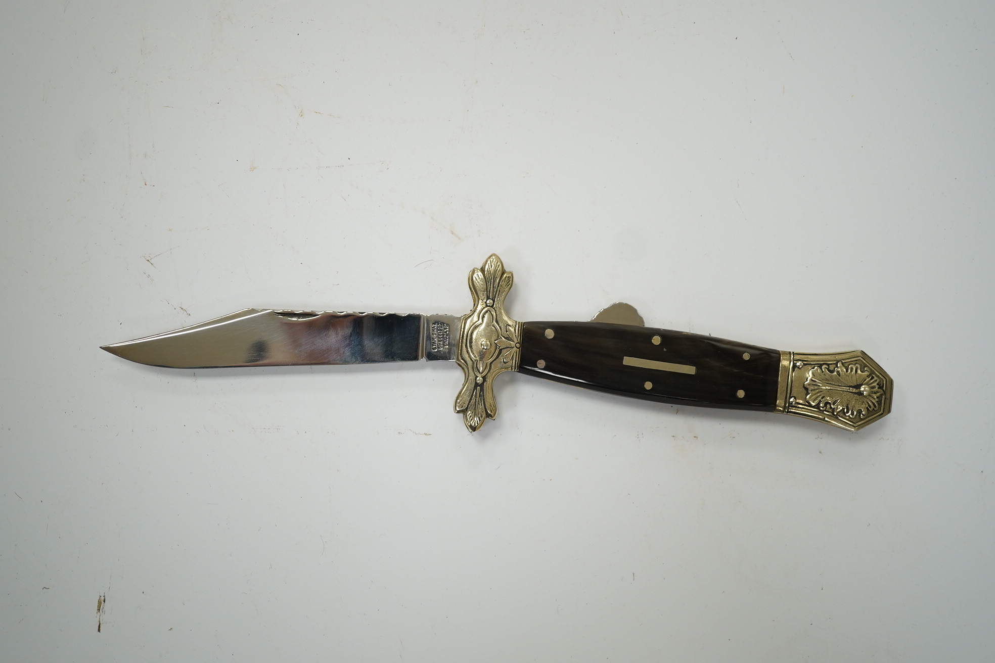 Stan Shaw, two knives; a pen knife with horn handle and a folding knife and a related book, signed. Condition - good